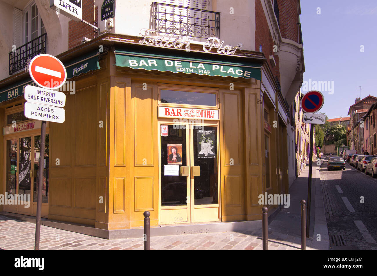 Le bar de la place Edith Piaf dans le 20e arrondissement de Paris et près de cimetière du Père Lachaise où il est enterré. Banque D'Images