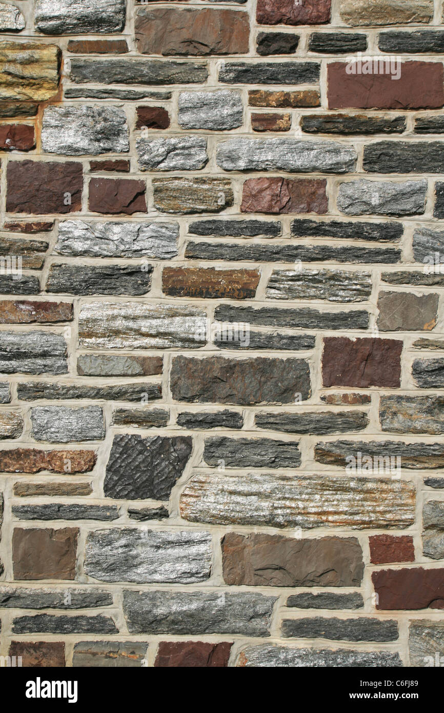 Vertical image rock avec mur de grès rouge et du schiste Wissahickon pâtés Banque D'Images