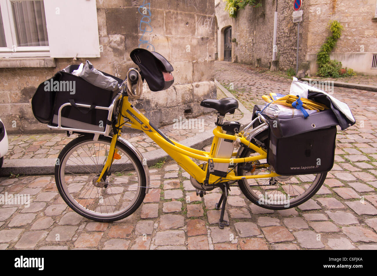 Un vélo électrique utilisée par la Poste française pour les livraisons, photographié à Senlis, près de Paris, France Banque D'Images