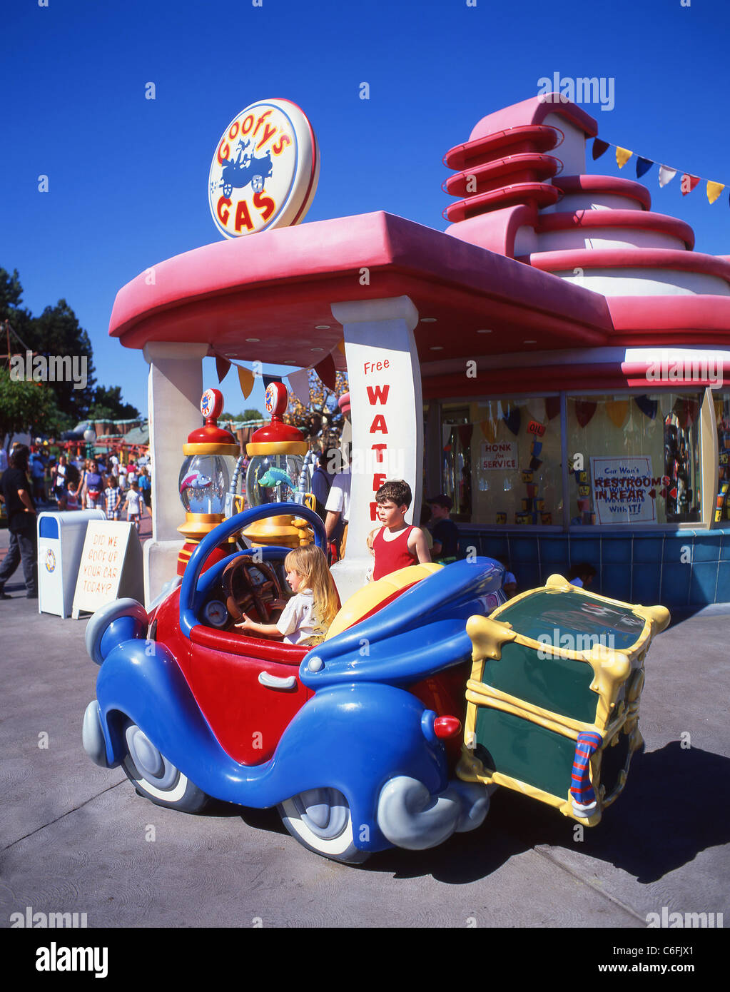 Goofy's Gas Station, Mickey's Toontown, Disneyland, Anaheim, Californie, États-Unis d'Amérique Banque D'Images