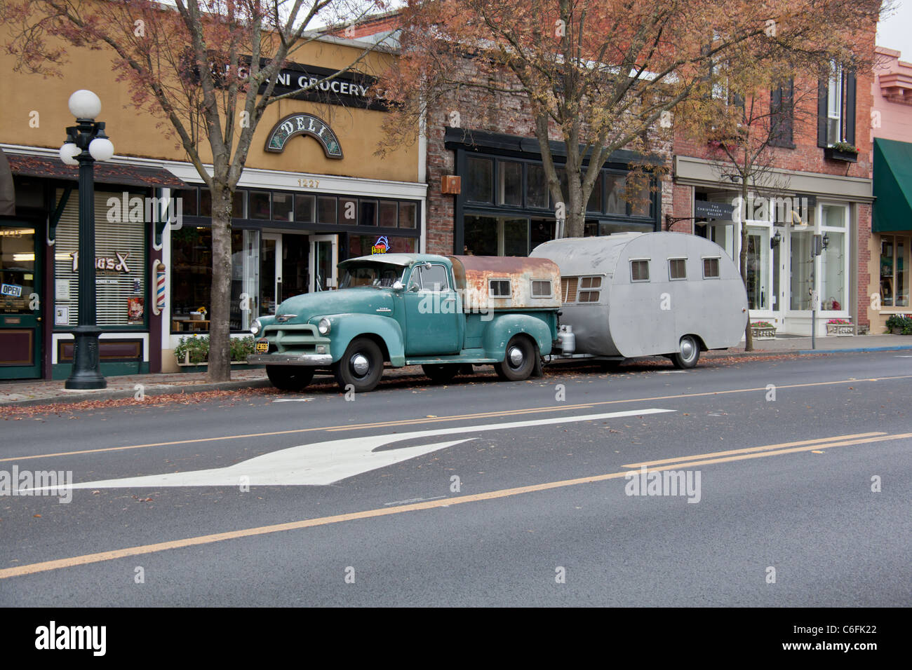 Vintage des années 1950 et camion garé tailer camp récemment sur la rue Main, Sainte-Hélène, dans la Napa Valley en Californie . Banque D'Images