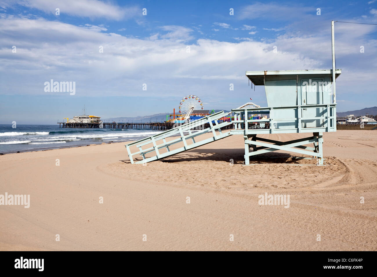 La plage de Santa Monica Pier et de la vie, tour de garde sous le soleil de Californie du sud. Banque D'Images