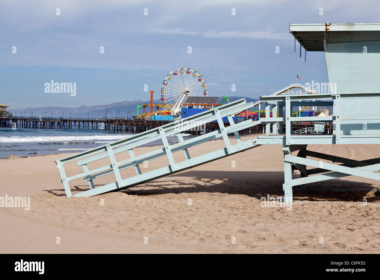 Célèbre Santa Monica beach, jetée, et tour de garde de la vie en Californie du sud. Banque D'Images