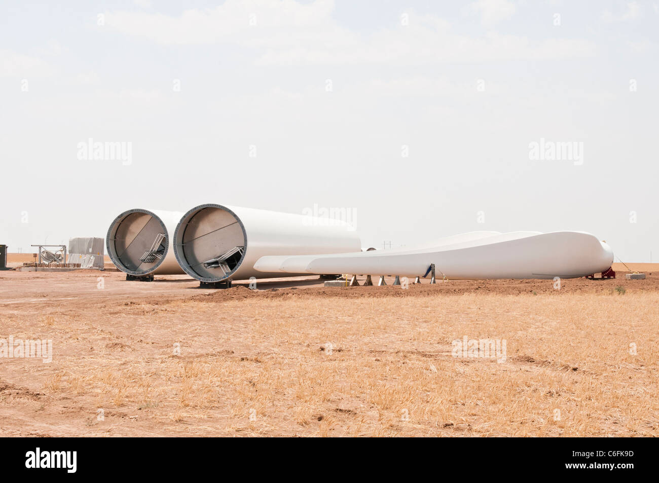 Composants d'une éolienne à axe horizontal sont prêts pour le montage final sur un chantier de construction près de Amarillo, Texas Banque D'Images