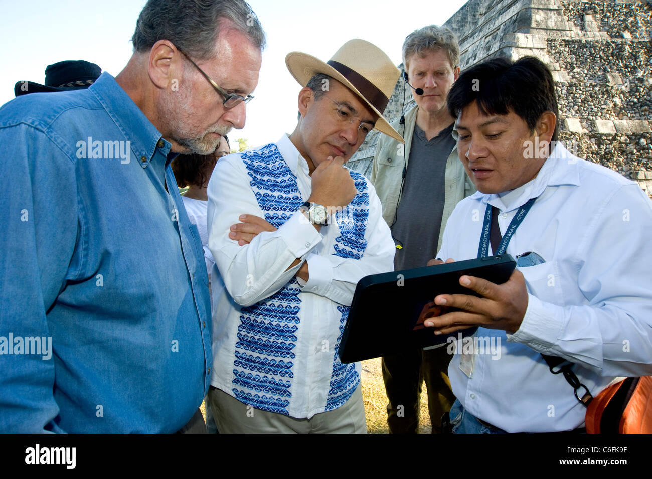 Le Président Calderon tours Chicen Itza avec Peter Greenberg et directeur John Feist Banque D'Images