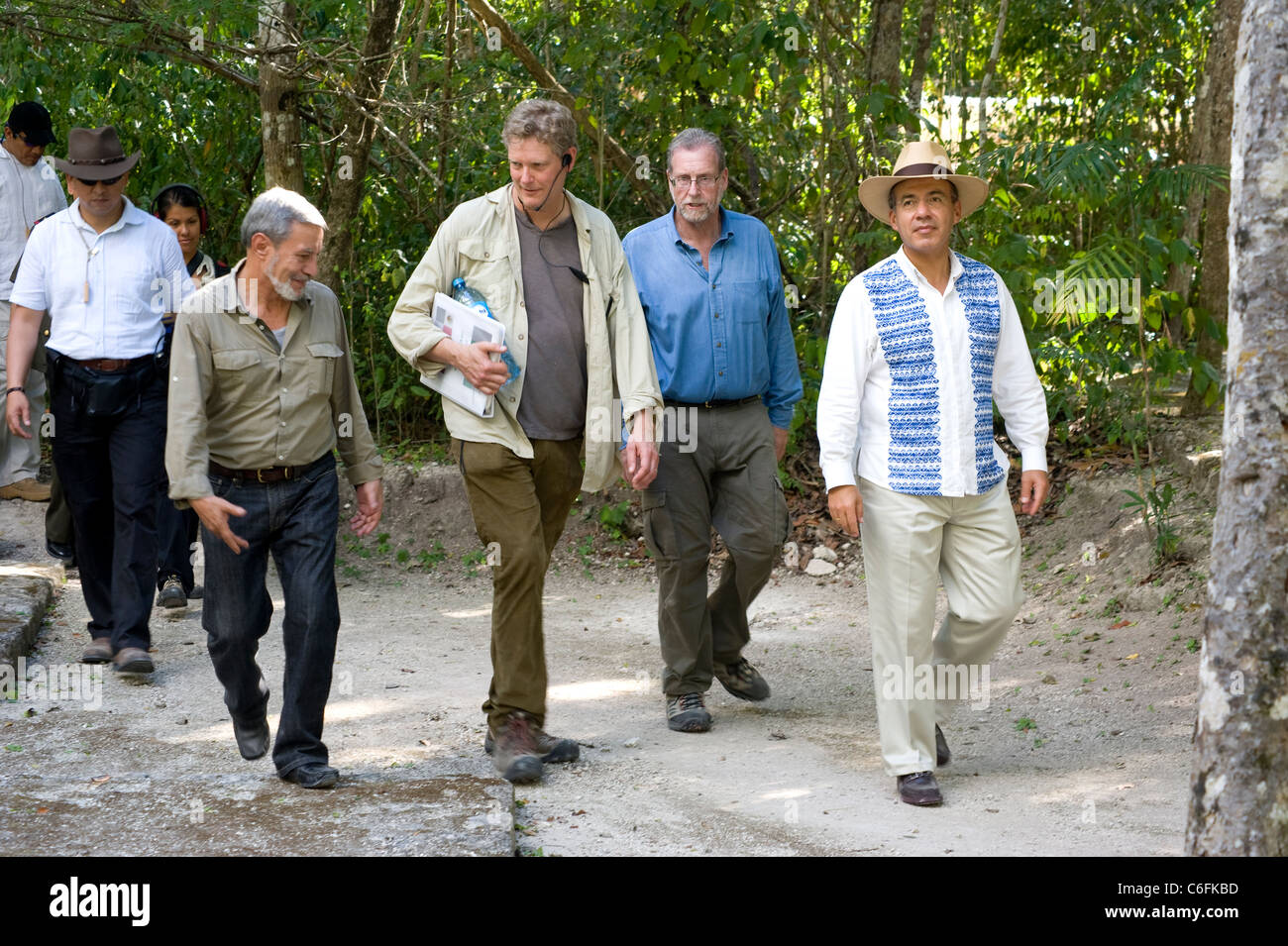 Le Président Calderon du Mexique avec Peter Greenberg et directeur John Feist de Calakmul Banque D'Images
