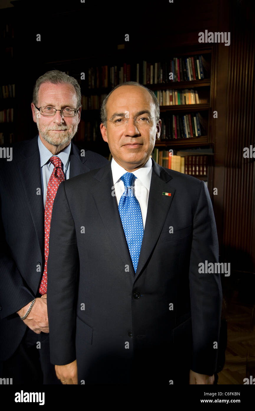 Le Président Felipe Calderon et Peter Greenberg à Los Pinos dans Mexico City Banque D'Images
