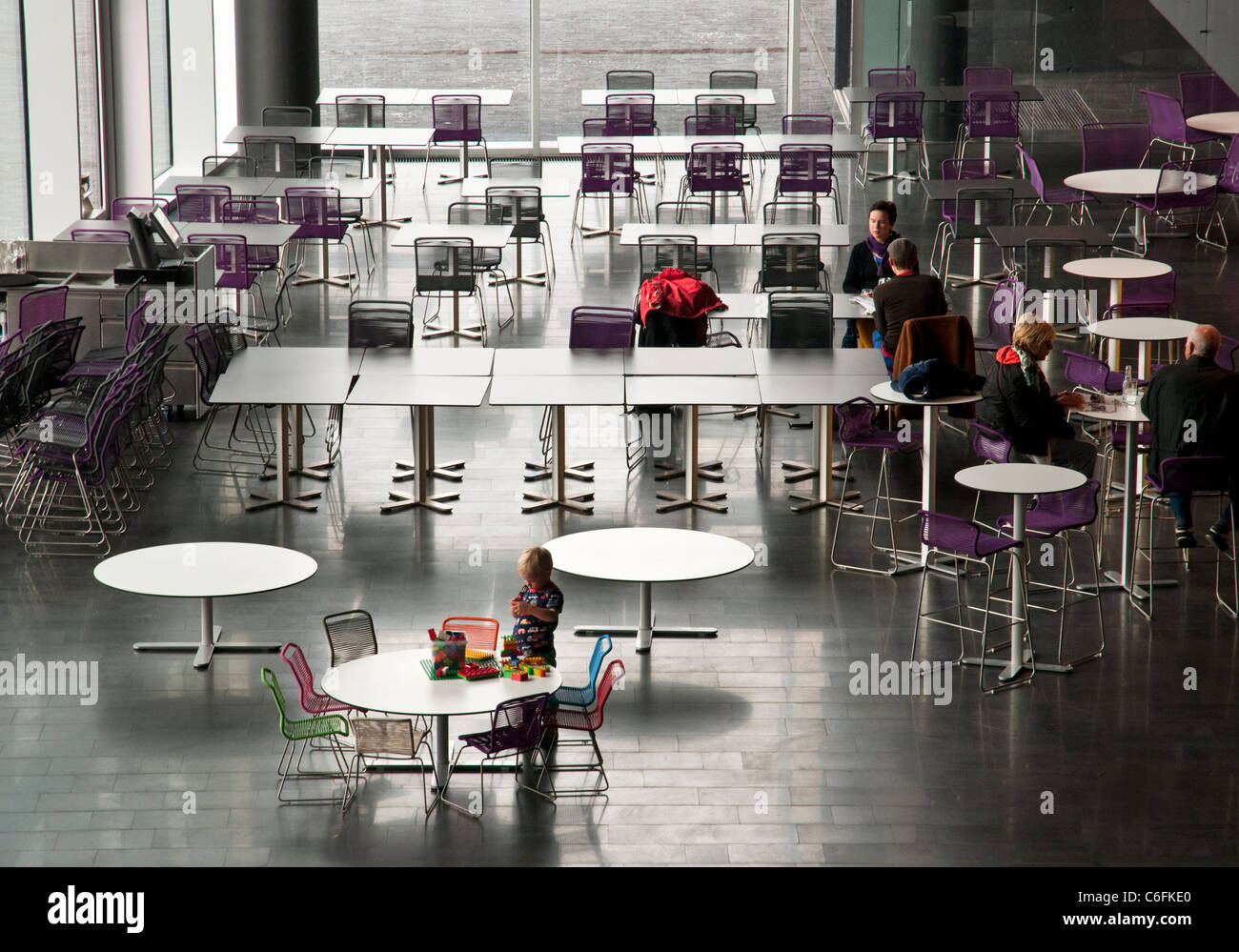 Café à Harpa Concert Hall et le centre de conférence à Reykjavik, Islande Banque D'Images