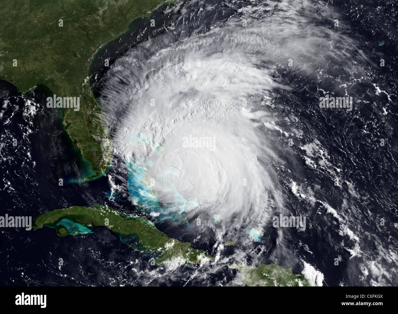 L'ouragan Irene - mise à jour le 25 août 2011, Irène est toujours l'emballage d'un poinçon avec 115 mph vents. Bien que l'œil a disparu de cette noaa goes-est l'imagerie par satellite (prise le 25 août 2011 à 1215z), l'orage n'est pas affaiblir. irene semble passer par un œil cycle de remplacement. le National Hurricane Center est encore prédire irene pour atteindre la catégorie 4 Statut au sein de la prochaine journée. L'ouragan et la tempête tropicale montres sont en vigueur pour une bonne partie de la côte de la Caroline. pour les plus récents de l'imagerie satellitaire et des animations, veuillez voir notre imagerie en temps réel page web. Banque D'Images