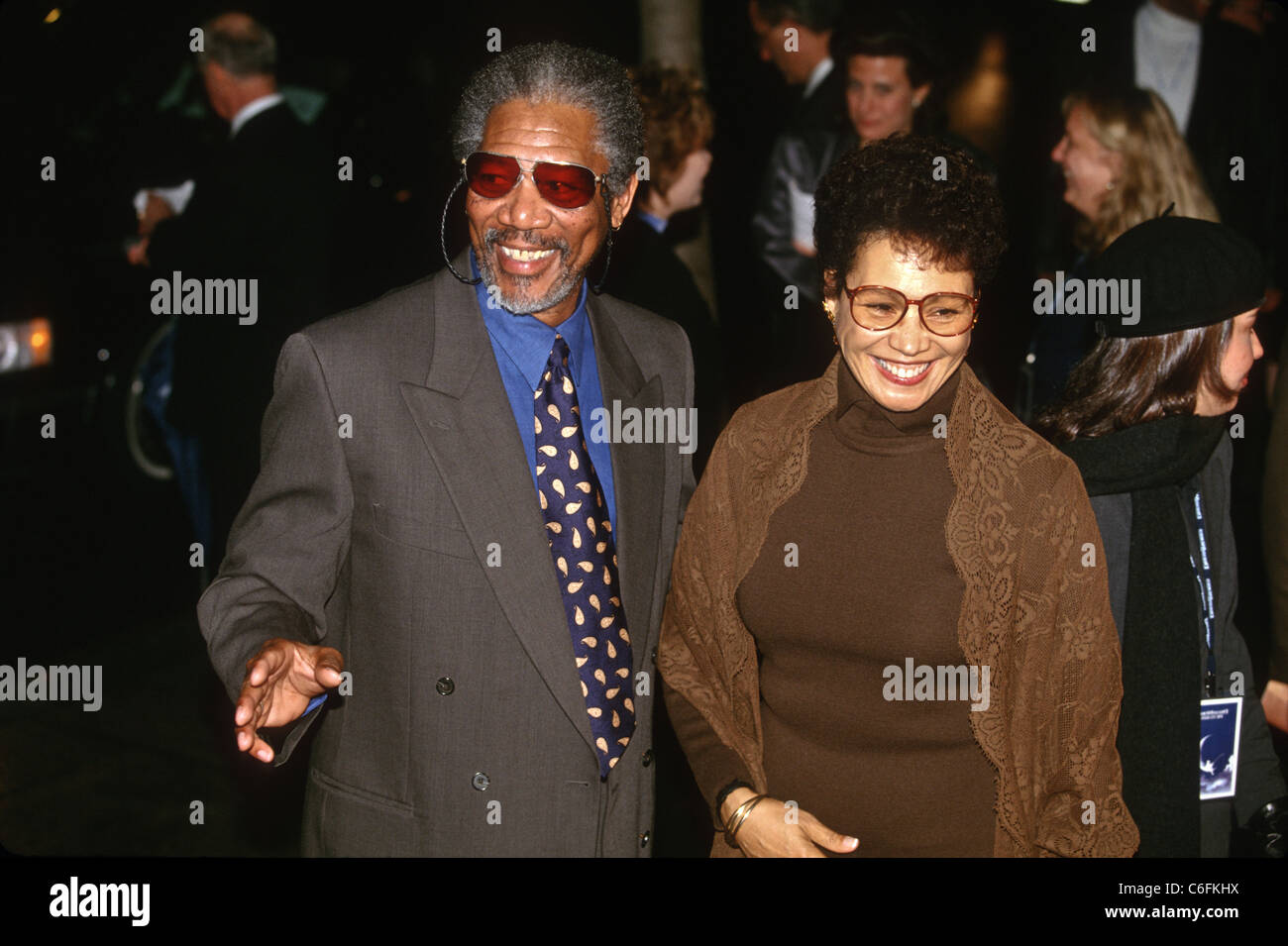 L'acteur Morgan Freeman avec épouse Myrna Colley-Lee à la première du film Amistad au Warner Theater à Washington, DC. Banque D'Images