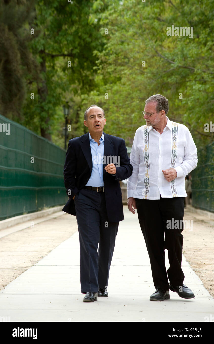 Le Président Felipe Calderon avec Peter Greenberg dans un parc à Morelia, Mexique Banque D'Images