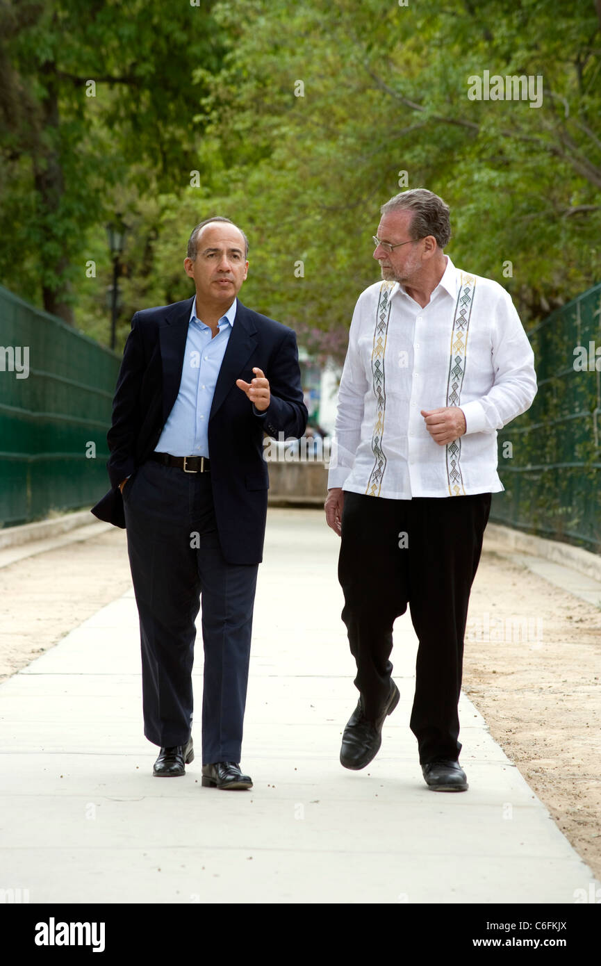 Le Président Felipe Calderon avec Peter Greenberg dans un parc à Morelia, Mexique Banque D'Images