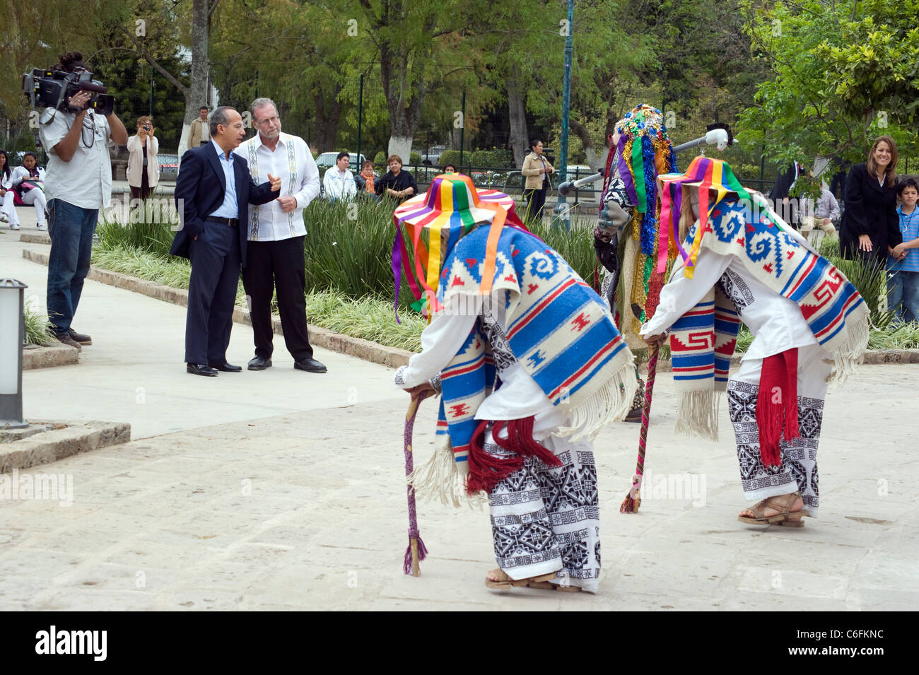 Le Président Felipe Calderon et Peter Greenberg avec interprètes costumés dans le parc à Morelia, Mexique Banque D'Images