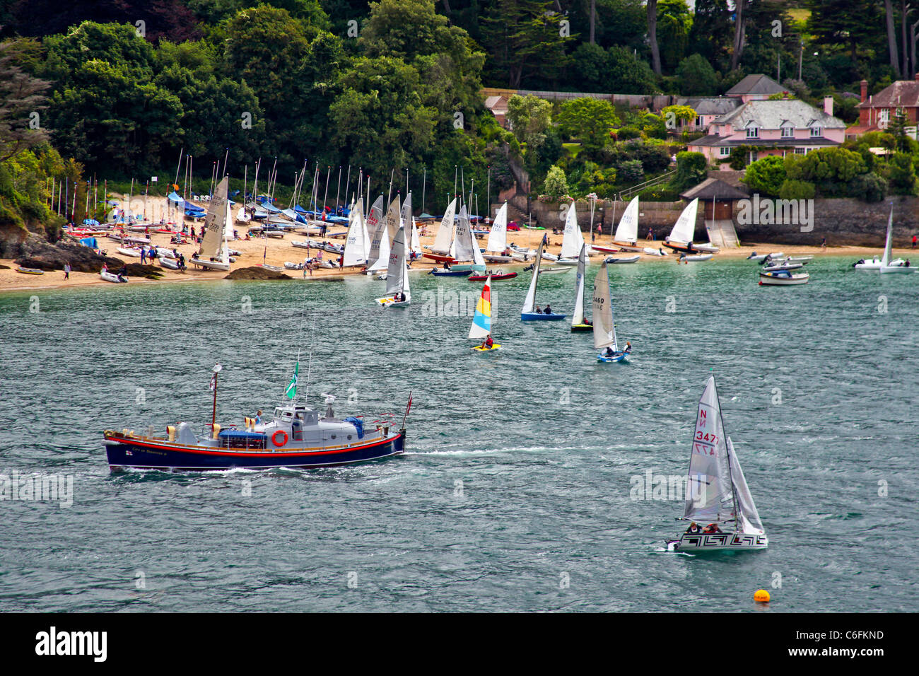 Sauvetage préservé "Ville de Bradford III' passe un groupe de canots sur la plage de Sheryl Cove sur l'estuaire de Salcombe Devon Banque D'Images