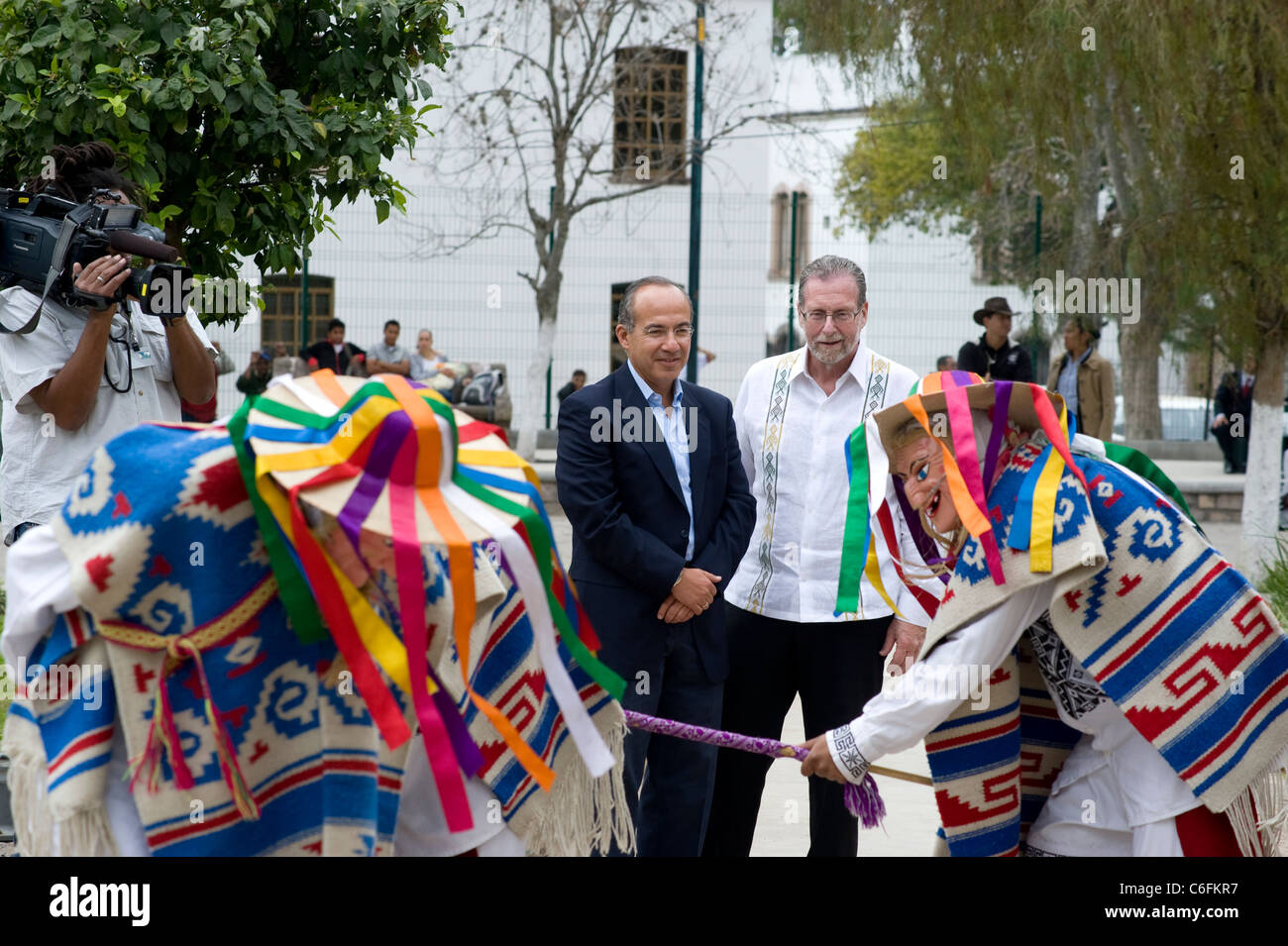 Le Président Felipe Calderon et Peter Greenberg avec interprètes costumés dans le parc à Morelia, Mexique Banque D'Images