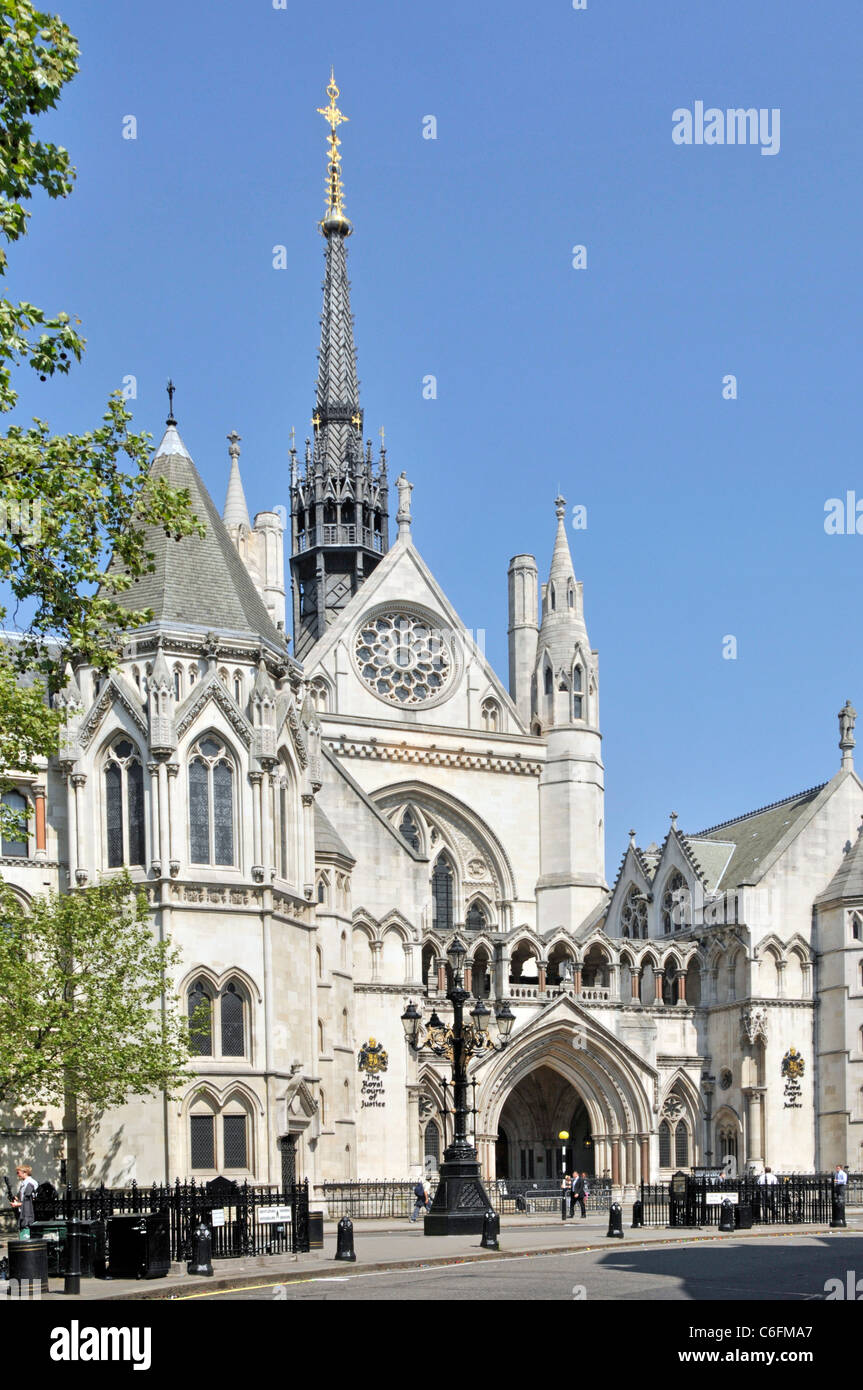 Royal courts of Justice également connu sous le nom de Law courts est un bâtiment de palais de justice dans la ville de Londres ainsi que la haute Cour et la Cour d'appel England Strand UK Banque D'Images