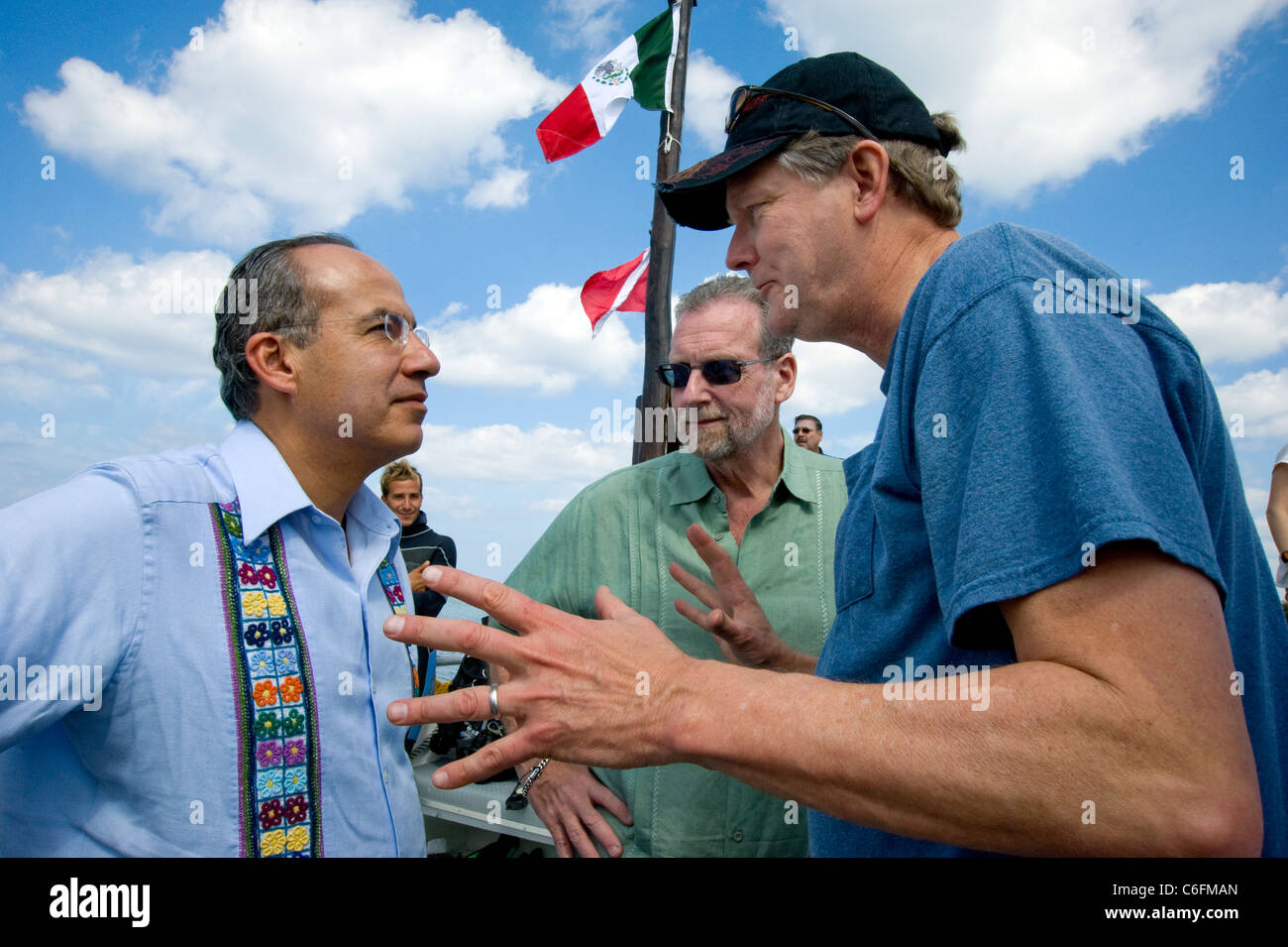 Le Président Felipe Calderon du Mexique et Peter Greenberg écouter réalisateur John Feist lors du tournage au Mexique La Tournée royale Banque D'Images