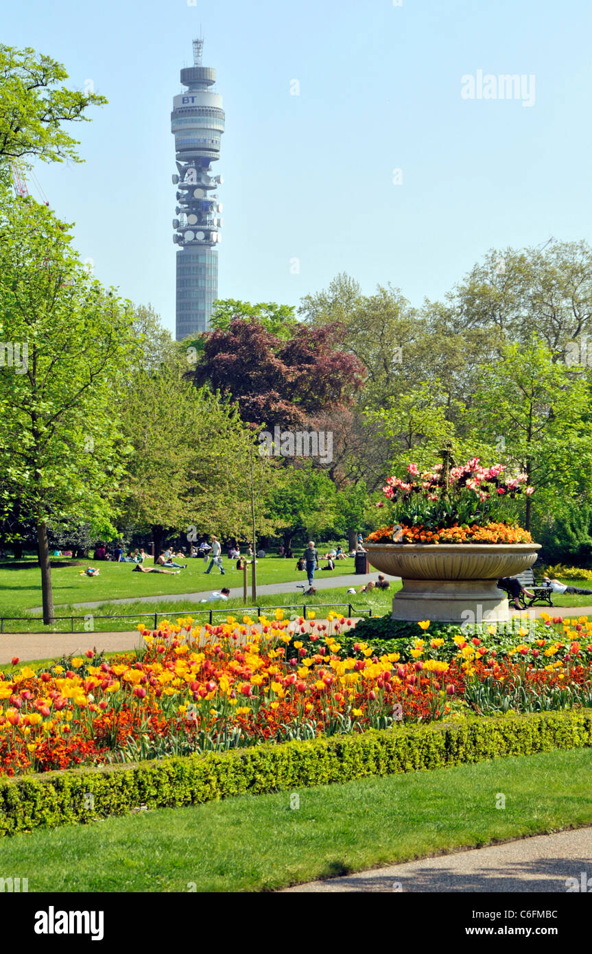 British Telecom BT Tower sur les toits de Londres avec des gens dans le Parc Royal jardins de fleurs de printemps à Regents Park Londres Angleterre Royaume-uni Banque D'Images