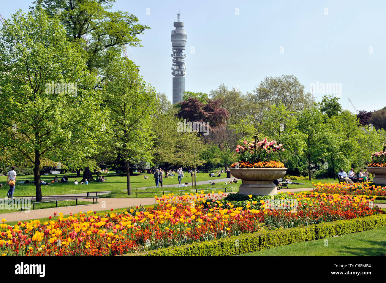 British Telecom Tour BT sur les gratte-ciel de Londres avec des gens dans le Royal Park Spring Flower exposé dans les jardins de Regents Park à Londres Angleterre Royaume-Uni Banque D'Images