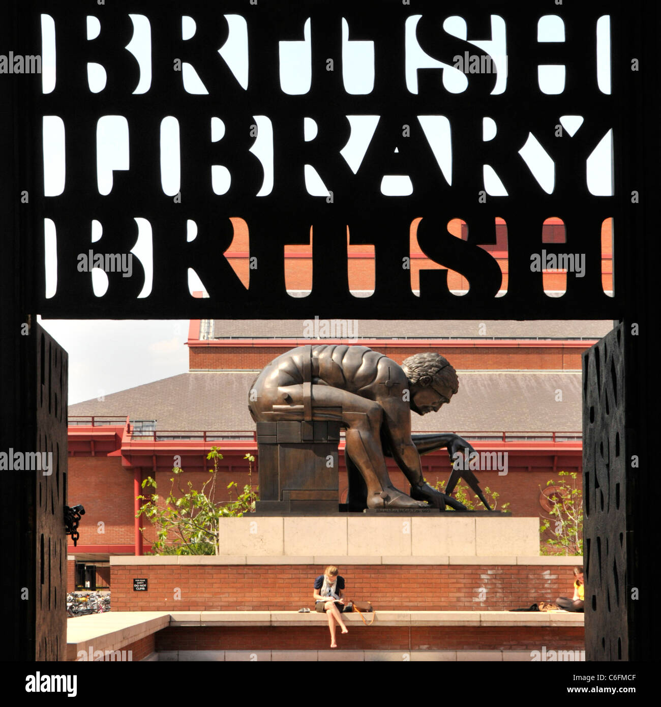 Sir Isaac Newton statue en bronze par Eduardo Paolozzi ci-dessous silhouette British Library signe femmes assises ajoute échelle St Pancras Camden Londres Angleterre Royaume-Uni Banque D'Images