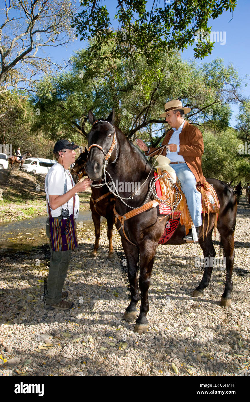 Le Président Felipe Calderon s'entretient avec le réalisateur John Feist lors du tournage à la Plantation Jose Cuervo Banque D'Images