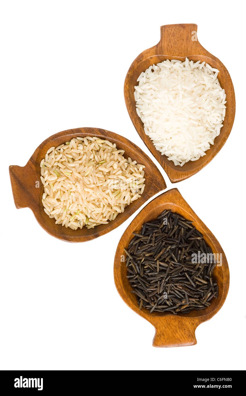 Trois sortes de riz dans des bols en bois isolé sur fond blanc Banque D'Images