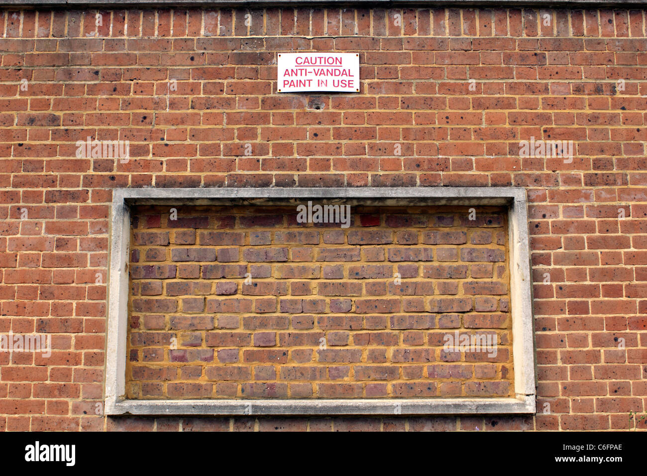 Attention peinture anti-vandales en usage sign in Ewell, Parc de la Cour d'Epsom, Ewell, Surrey, Angleterre, Royaume-Uni Banque D'Images