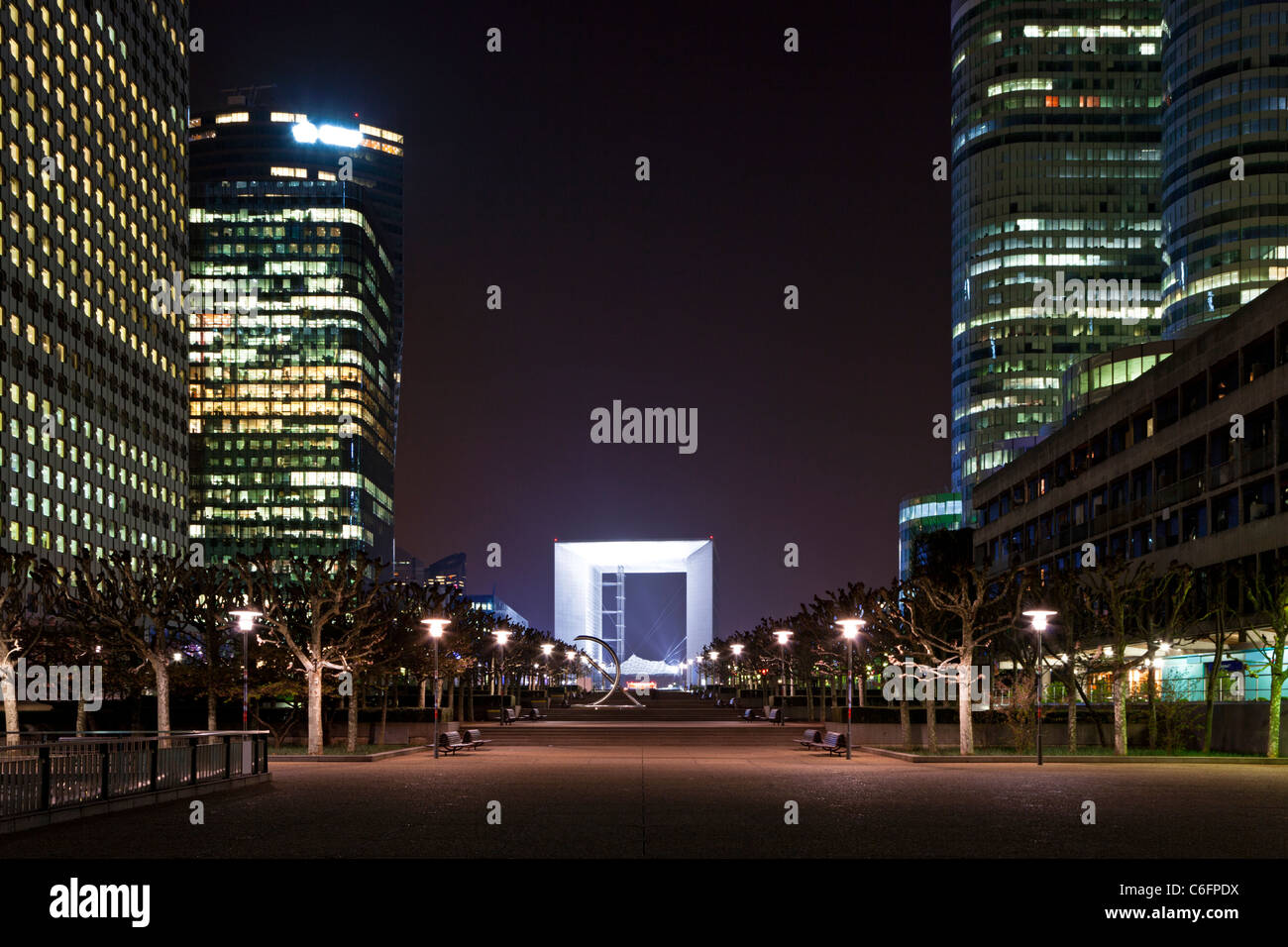 Une perspective vue de la nuit de la grande arche dans le quartier financier et d'affaires de Paris - La Défense. Banque D'Images