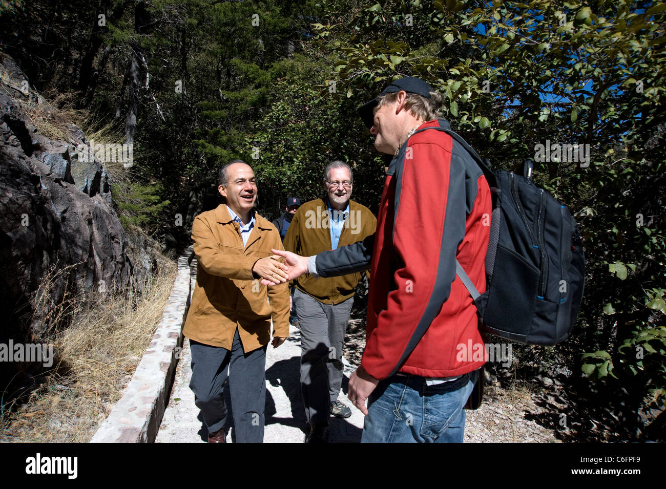 Feliipe Président Calderon et Peter Greenberg au Parque Nacional Cascada de Basaeachi à Chihuahua avec le réalisateur John Feist Banque D'Images