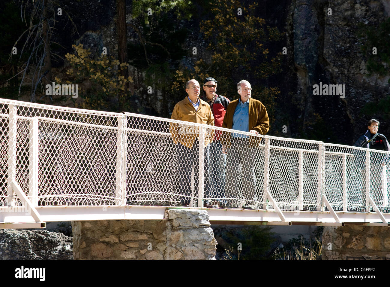 Feliipe Président Calderon et Peter Greenberg au Parque Nacional Cascada de Basaeachi à Chihuahua avec le réalisateur John Feist Banque D'Images