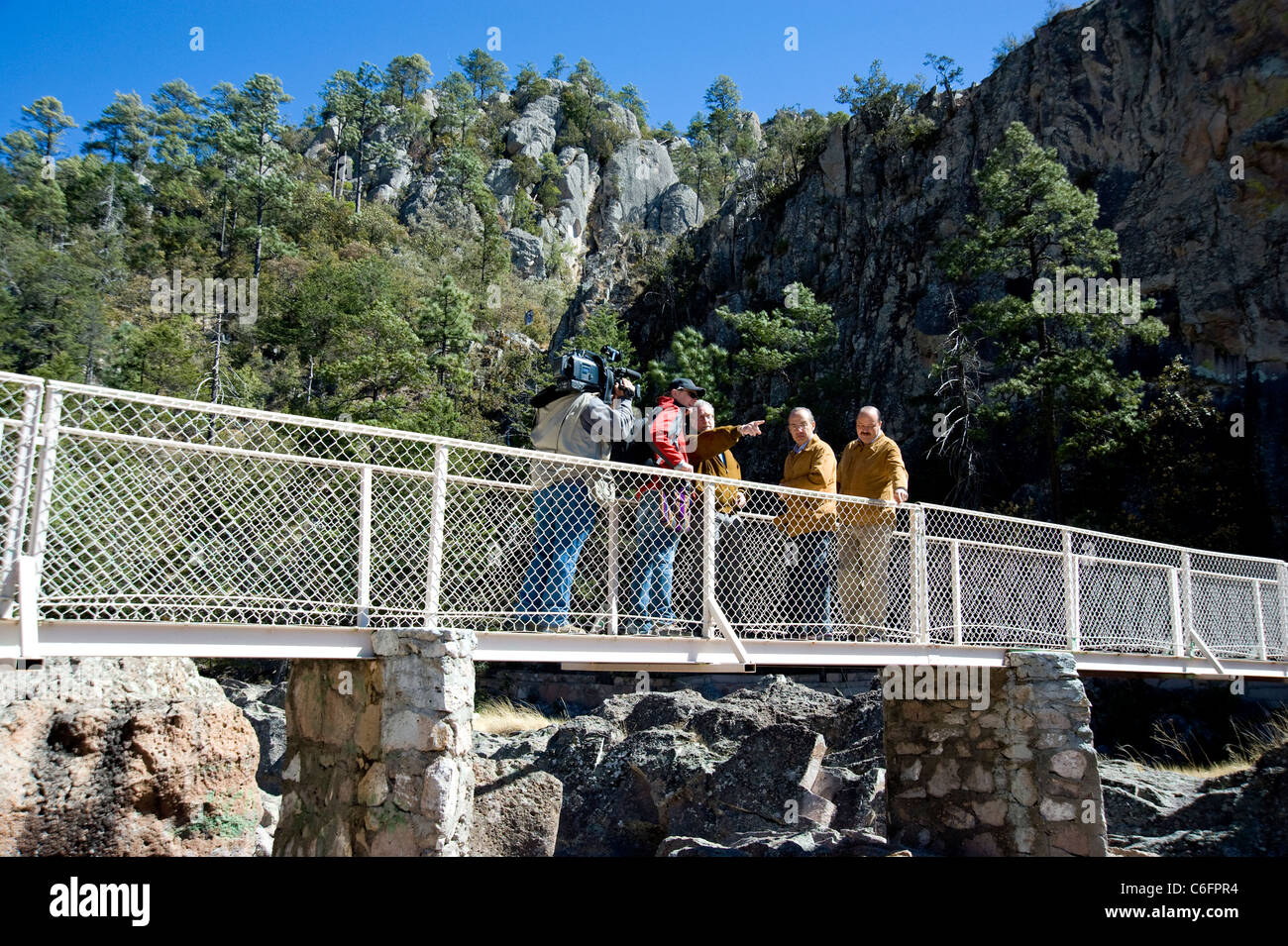 Feliipe Président Calderon et Peter Greenberg visiter le Parque Nacional Cascada de Basaeachi à Chihuahua pendant le tournage Banque D'Images