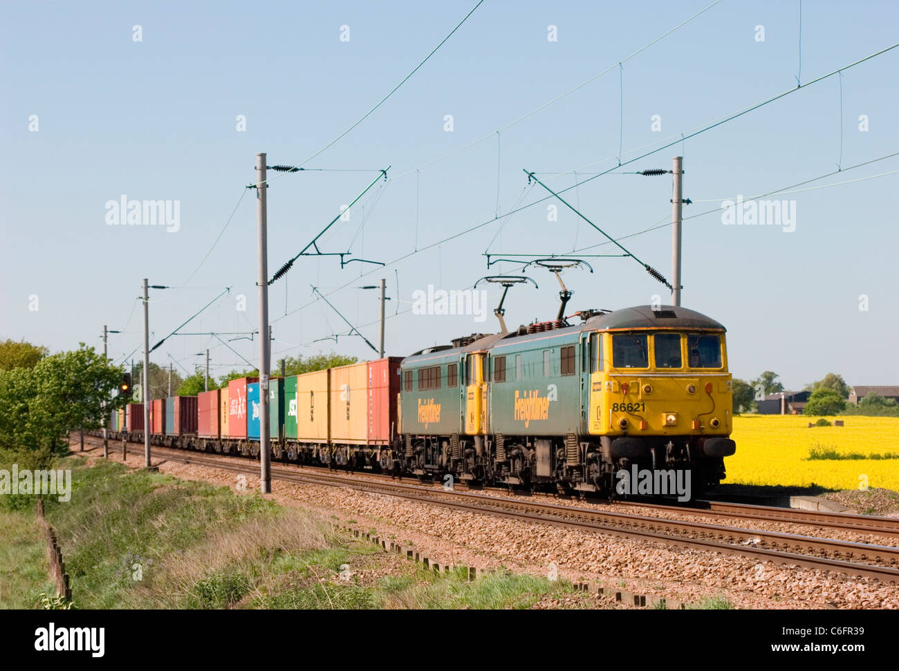 Une paire de 86 locomotives électriques de classe un travail Freightliner former près de Feering. Banque D'Images