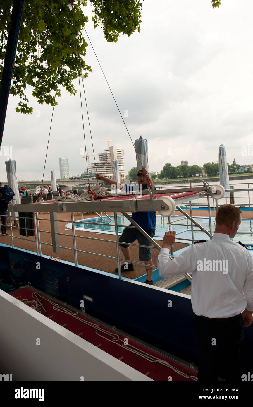 Mobilité rampe d'accès passerelle sur bateau de croisière Rhin Cologne Cologne Allemagne Europe Banque D'Images