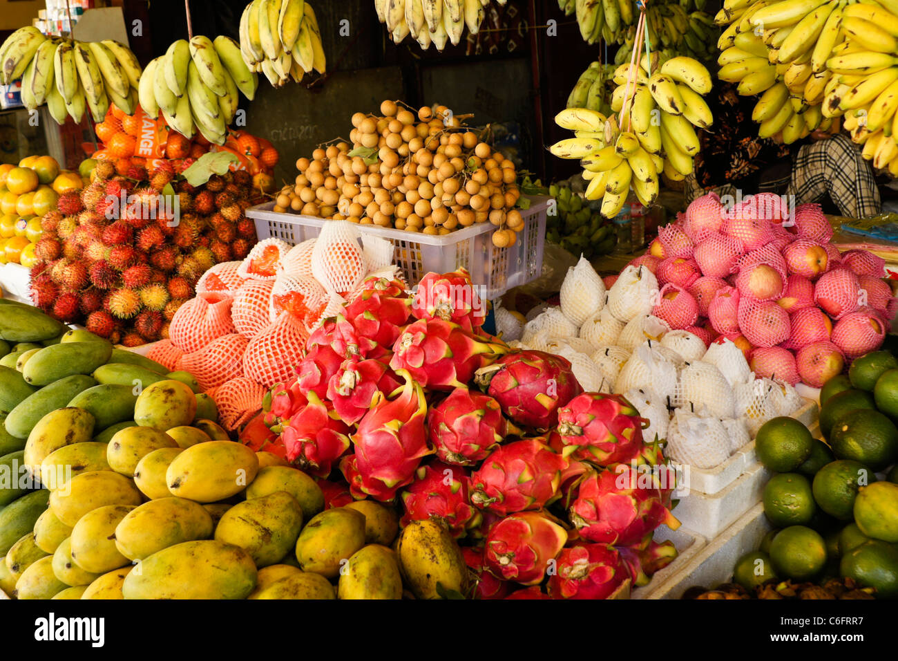 Fruits tropicaux pour la vente au marché en plein-air, au Cambodge Banque D'Images