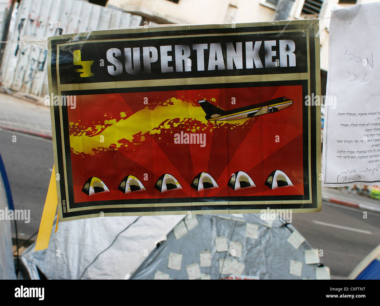 Une bannière pendus de manifestants dans la ville de trent le Boulevard Rothschild à Tel Aviv, Israël Banque D'Images