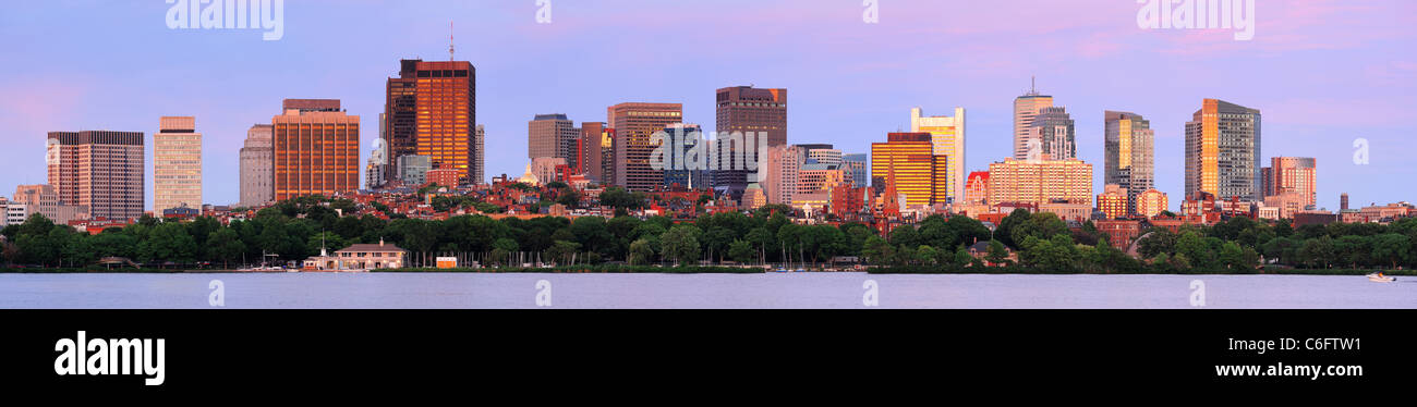 Boston Charles River sunset panorama avec paysage urbain et gratte-ciel Banque D'Images