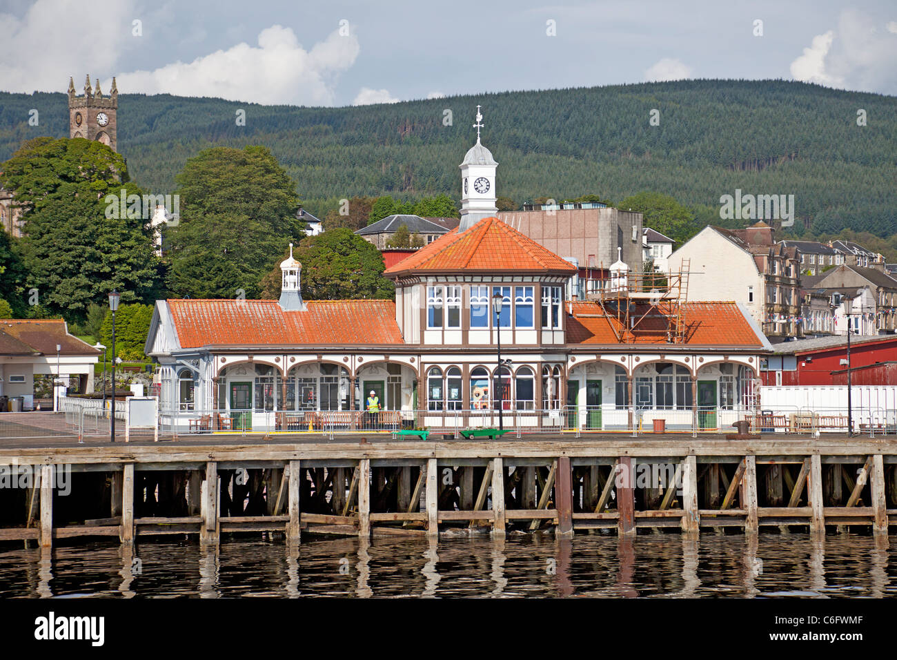 La vieille jetée à Dunoon (construit 1895). Un homme est le nettoyage de l'embarcadère. Banque D'Images