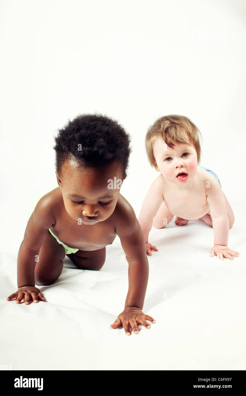 Deux Filles De Bebe Ramper Photo Stock Alamy
