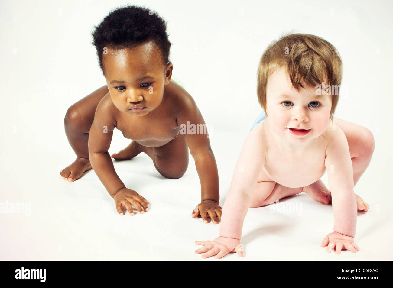 Deux Filles De Bebe Ramper Photo Stock Alamy