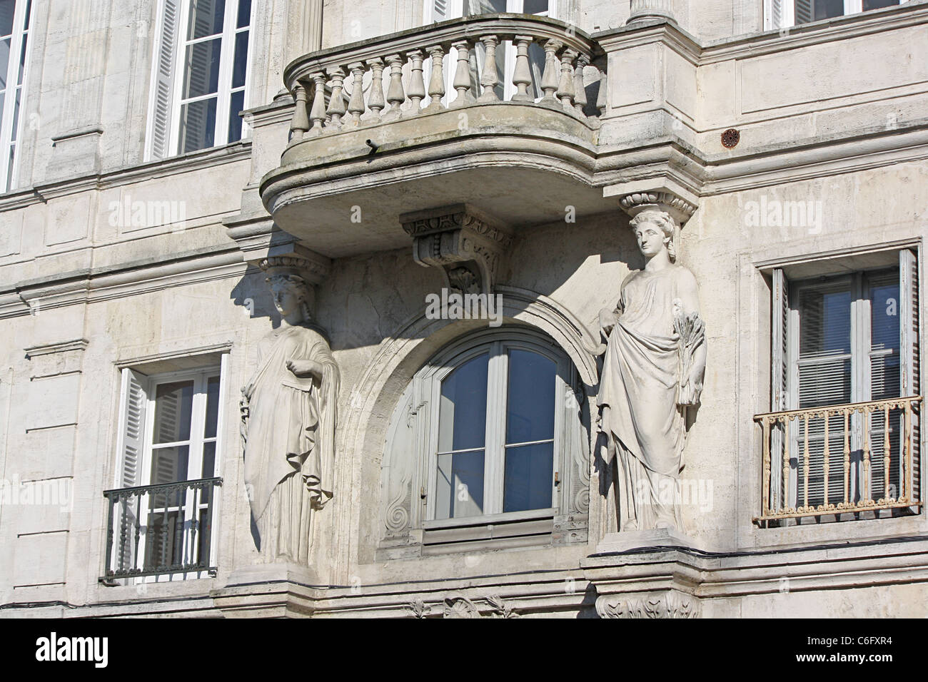 France, le Cognac. Hotel Francois 1er, en place Francois I, détail de cariatides et balcon Banque D'Images