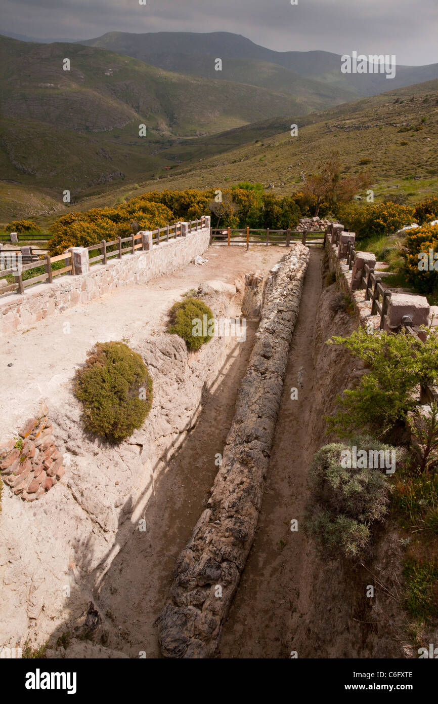 Arbre tombé, fouillé, dans l'ouest, la forêt pétrifiée de Lesbos (Mytilène), causé par l'éruption volcanique, 20 millions d'années. La Grèce. Banque D'Images