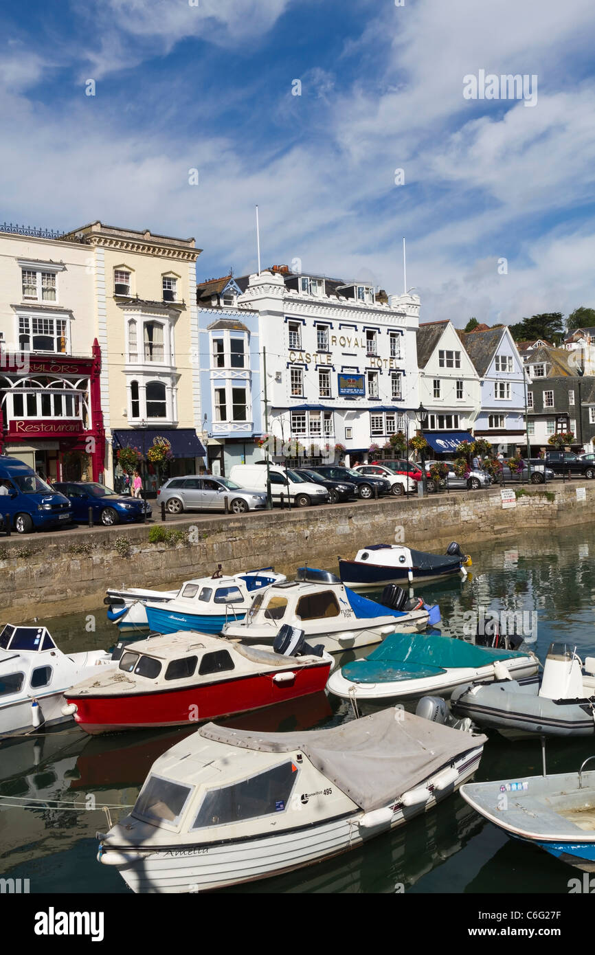 Petits bateaux de pêche amarrés dans le petit port de plaisance à Dartmouth Devon Banque D'Images