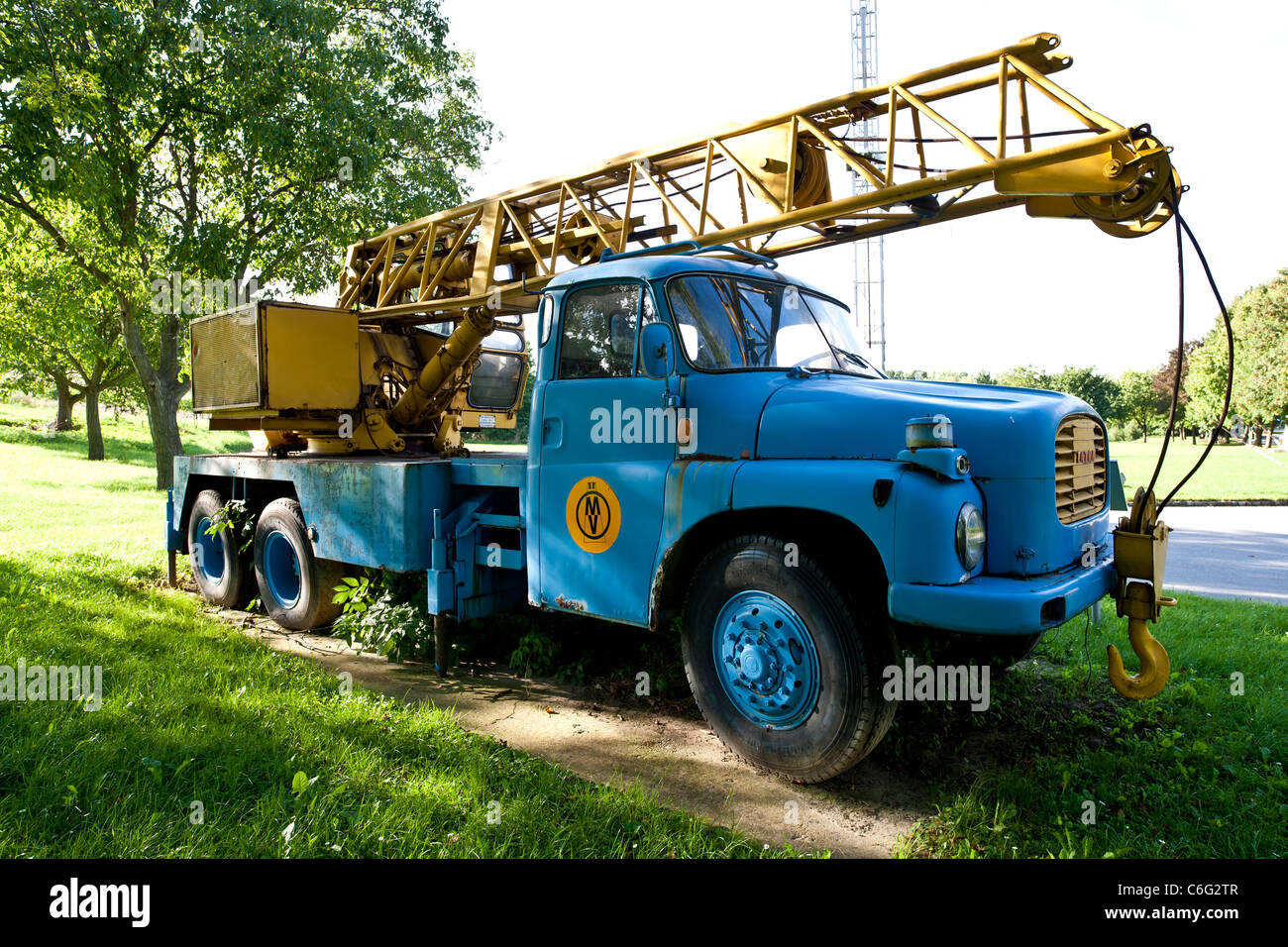 Grue sur camion Tatra, une partie de l'huile et du gaz OMV sentier éducatif. Banque D'Images