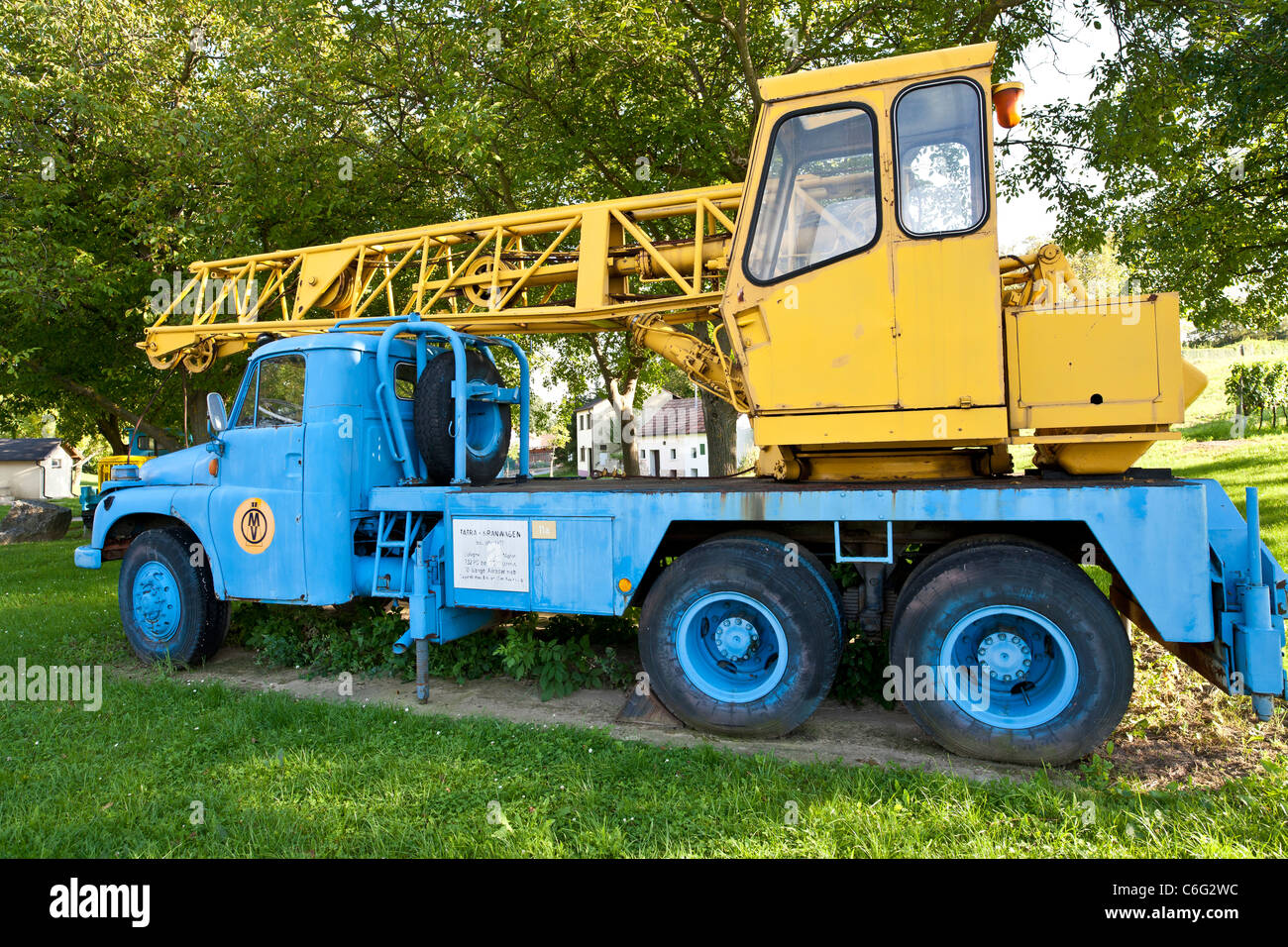 Grue sur camion Tatra, une partie de l'huile et du gaz OMV sentier éducatif. Banque D'Images