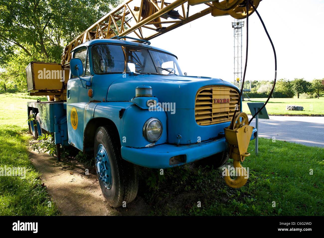 Grue sur camion Tatra, une partie de l'huile et du gaz OMV sentier éducatif. Banque D'Images