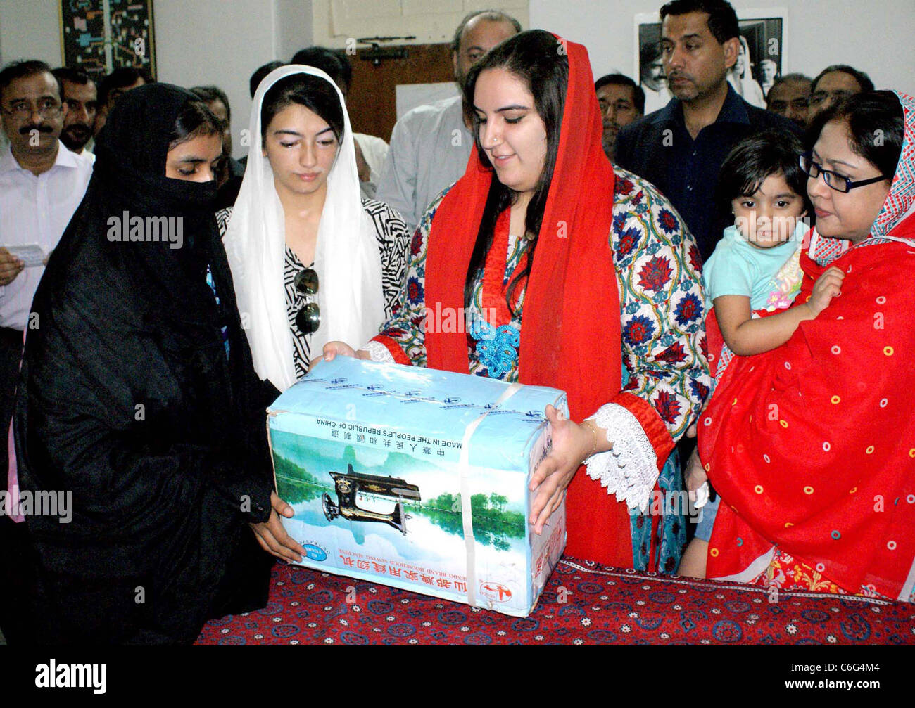 MNA Faryal Talpur avec Bakhtawar Bhutto Zardari et l'ASIFA Bhutto Zardari distribuer machines à coudre Banque D'Images