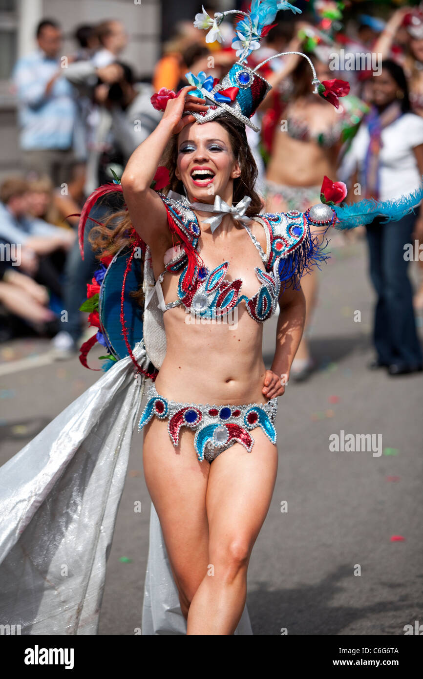 Dander de l'école de samba au Notting Hill Carnival, Londres, Angleterre, Royaume-Uni. Banque D'Images
