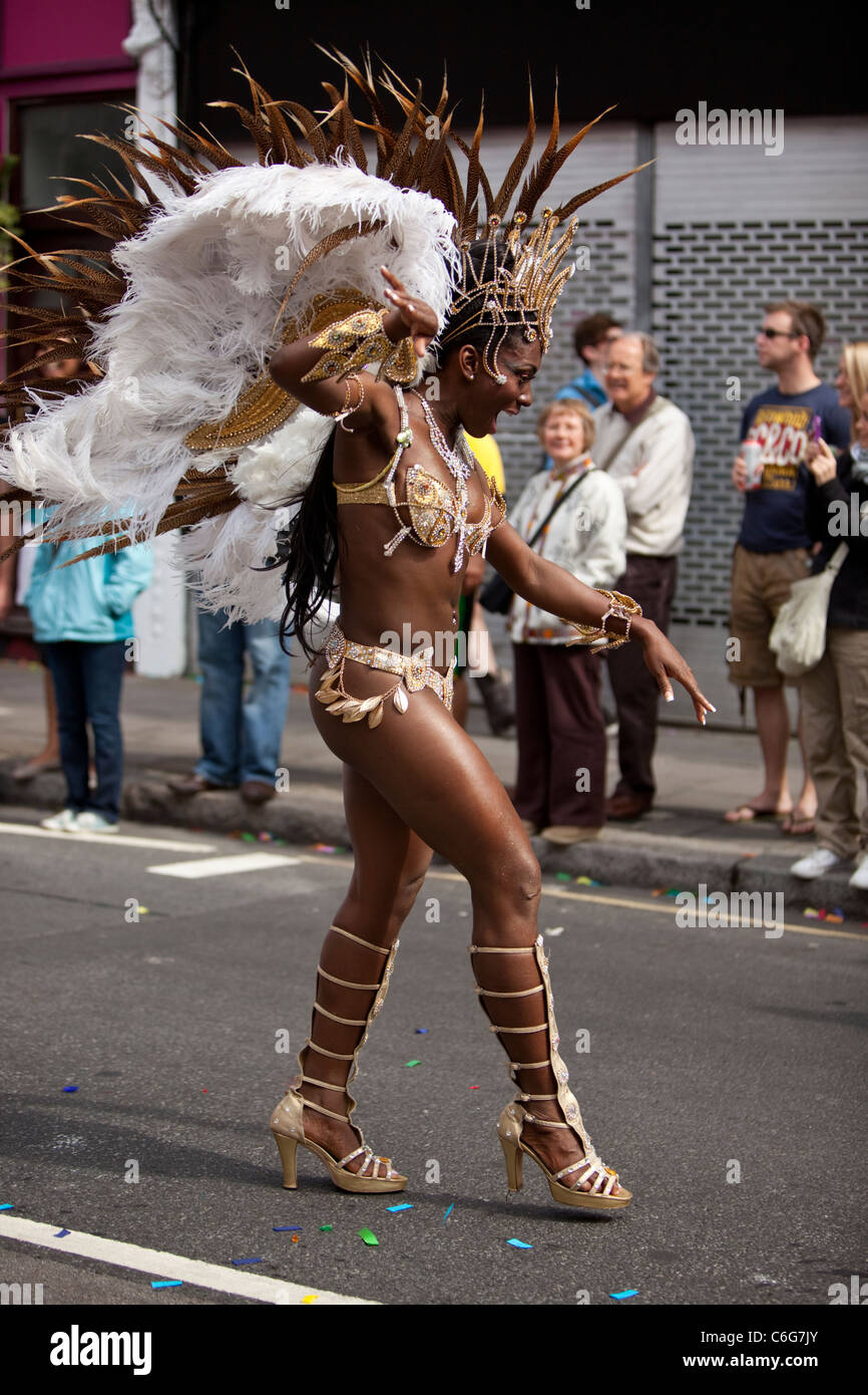 Danseuse de l'école de samba au Notting Hill Carnival, Londres, Angleterre, Royaume-Uni, GB Banque D'Images