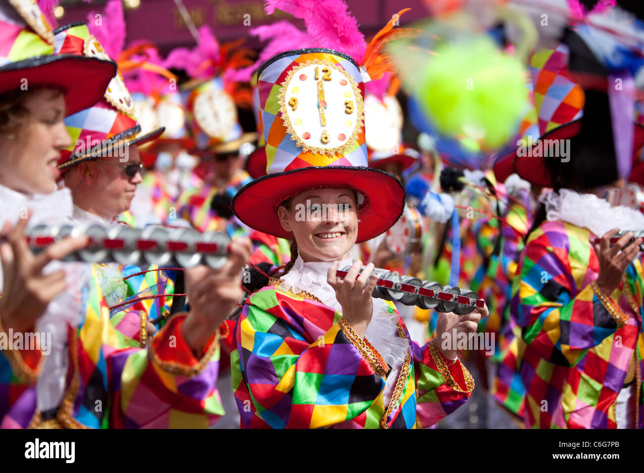 Musiciens de l'école de samba en costumes, au Notting Hill Carnival, Londres, Angleterre, Royaume-Uni. Banque D'Images