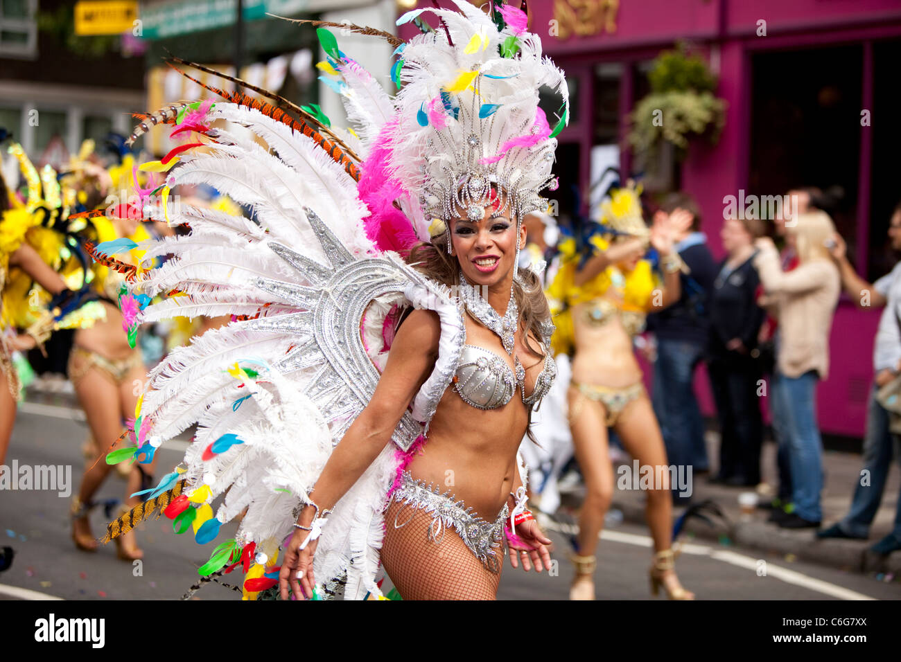 Danseuse de l'école de samba au Notting Hill Carnival, Londres, Angleterre, Royaume-Uni. Banque D'Images